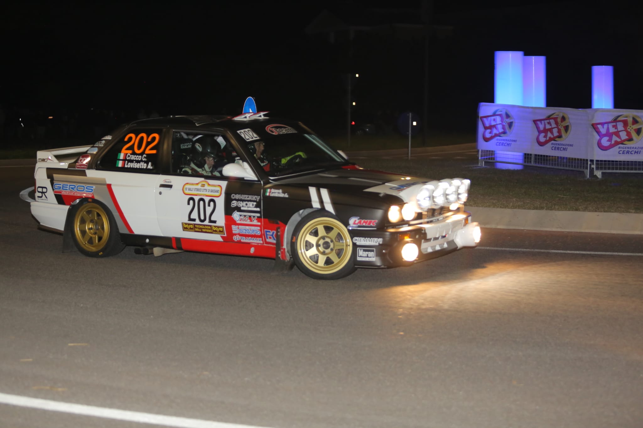 BMW storica in gara di notte su asfalto durante il Rally Storico Città di Bassano