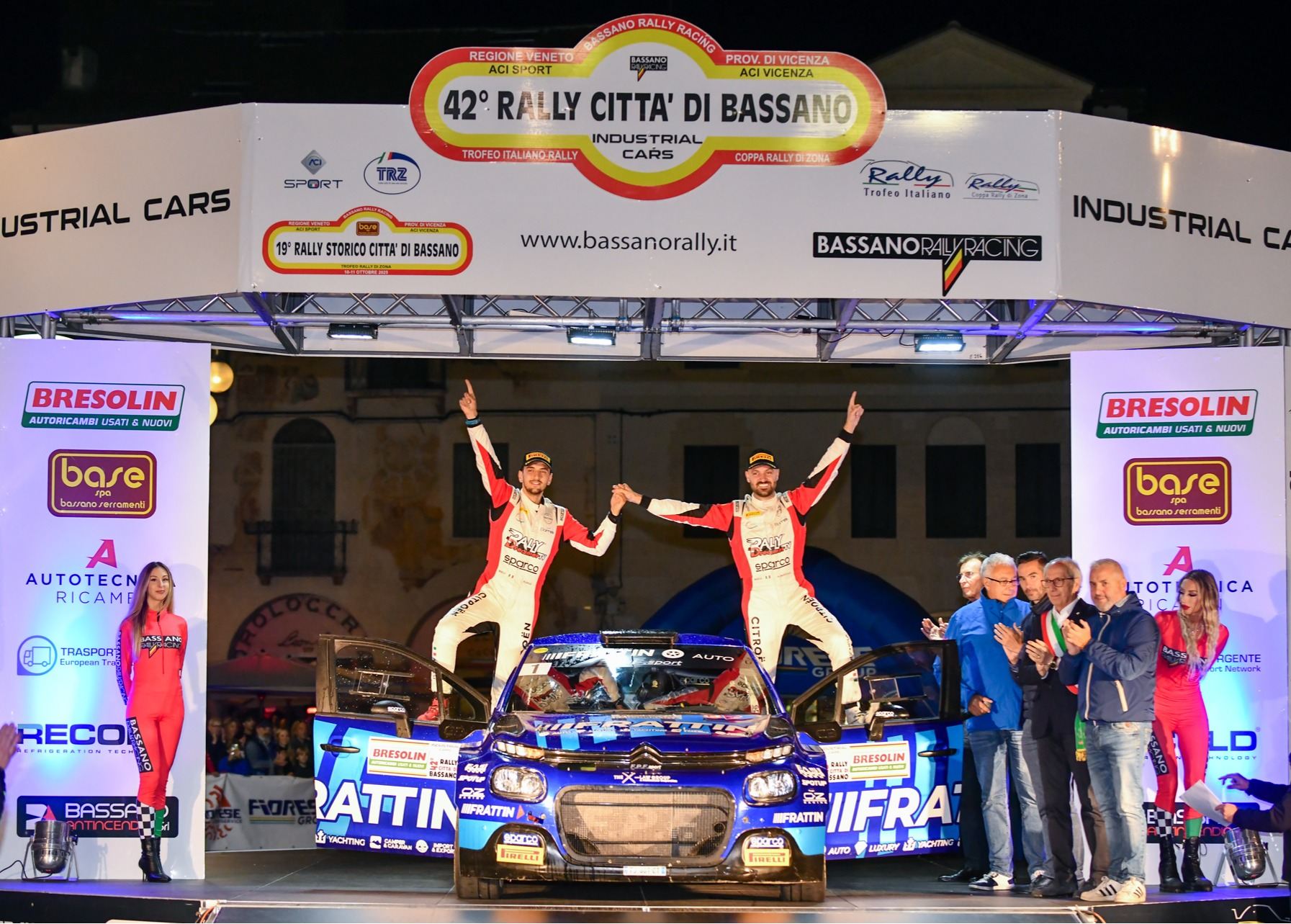 Auto da rally in azione lungo una prova speciale del Rally Città di Bassano
